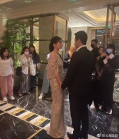 贾静雯与吴京牵手被拍！老公修杰楷回应了