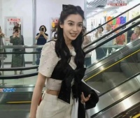 杨颖带儿子外出被网友偶遇！引起网友热议