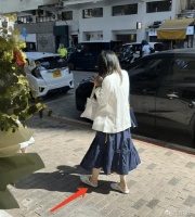 郭晶晶带着三个孩子出街被偶遇 穿平价鞋低调穿搭引关注