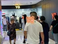 郭碧婷向佐低调逛商场 儿子在妈妈怀中熟睡一家人背影温馨