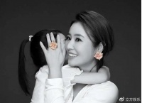 林心如首带女儿做公益 小海豚扎马尾侧颜出镜灵气乖巧