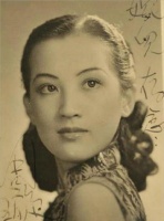 她因容貌太美被舅舅拐卖，14岁红遍上海37岁凄凉去世，今照片卖218万
