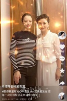 朱军热情待客！穿千元上衣和郎朗勾肩搭背，52岁谭梅美艳不输吉娜
