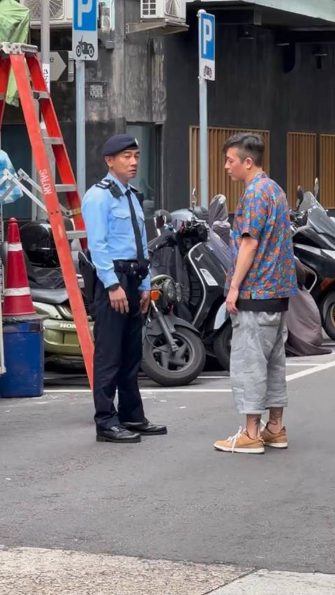 陈小春街头拍戏偶遇陈冠希