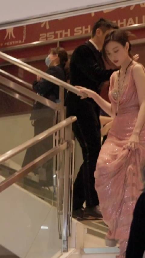 倪妮下楼梯瞬间,摇曳生姿,真美神降临