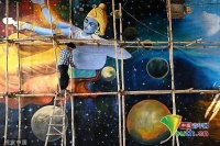 印度画匠新德里街头绘制壁画