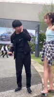这位小姐姐太调皮了，男朋友这下跳进黄河也洗不清了！