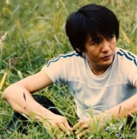 50岁朴树近况：无儿无女，没钱没房，成了要钱不要命的“疯子”
