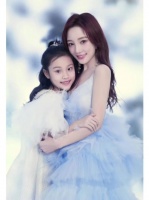 以前还有人说甜馨不好看，不像李小璐的女儿，现在她长开了……
