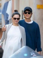 宋仲基宣布老婆平安生子 晒宝宝小手照幸福温馨