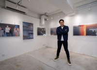 郭晶晶带3个子女去支持霍启刚的工作 一家五口在展厅拍全家福