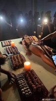 侃爷Kanye West生日派对上的“女体盛”环节持续引发争议！