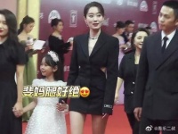 虽然35岁才爆火走进观众视角，但是她对自己的风格拿捏的很准！