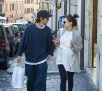 宋仲基晒混血儿子小手，用黑白照来分享喜讯，疑掩盖肤色保护孩子