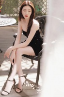 江疏影豁出去了？穿20cm香烟鞋大秀美腿，雪肤滑嫩性感迷人