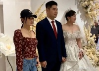 袁姗姗回家参加弟弟婚礼，虽然很低调，但是依然难掩明星身材啊……