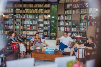 当莫言与余华相聚岛屿的书屋 上演“文坛老友记”｜封面会客厅