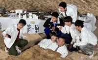 黄晓明这张图里究竟有谁不是P上去的啊……