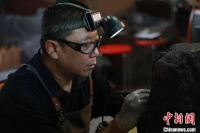 山西大同火山群下的石雕匠人：手起刀落石“生花” 传播家乡文化