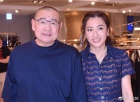 72岁刘銮雄罕露面，支持10岁儿子创业，表情呆滞成甘比拍照背景板