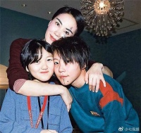 窦靖童直播被问感情问题，身边人透露她刚分手，王菲经纪人帮回应