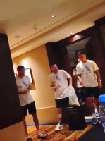 掉一个，梅西还偷偷看看镜头，捡起来丢嘴里