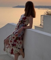 董小姐到底还是低了头