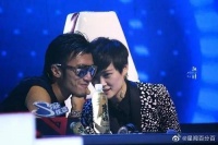 一次，李宇春送给了谢霆锋一把100万的吉他，谢霆锋却问道：春春，你长得十分好看，为什么要中性打扮，不打算找男朋友了吗？