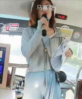 女导游工作时穿紧身裤，游客指责不得体：别带有色眼镜看人！