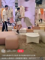 宋丹丹穿4万外套逛三里屯，获店员拥簇排场大，穿短裤腿细如竹竿