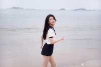 梁洁新释出了一组海边水手服写真……