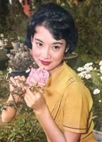 首届金马奖影后尤敏：美过林青霞，28岁息影嫁人，却被亲妈告上法庭