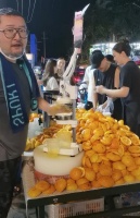 知名演员凌晨街头摆摊，脖挂毛巾手工榨汁忙不停，累到腰酸胳膊疼
