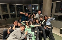 宋丹丹素颜在豪宅聚会！她腿直接放江疏影身上，引起网友热议