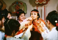 芳官被晴雯指责不懂规矩，袭人为何袒护她？看透原因才知袭人高明