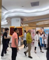 76岁港星罗家英现身内地医院，盛夏穿羽绒服暴瘦憔悴，身体引担忧