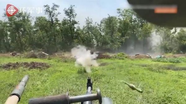 惊险!乌军坦克车长直面俄步兵两次发射反坦克火箭弹……