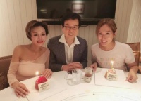 56岁叶子楣罕见现身，与黄百鸣聚餐，身材更胜从前