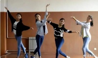 还记得“冰清玉洁”四胞胎？曾被蔡徐坤明讽，如今酒吧擦边为生