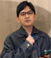 黄子佼承认性骚扰后爆料：曾被大小S邀请吸毒嗑药
