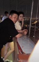 宋晓峰带女儿出街被误会，爱女长腿貌美长像妈，在北电读书很有钱