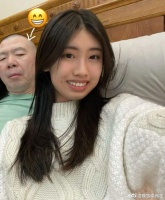冯小刚女儿父亲节晒合照，被指不是亲生……