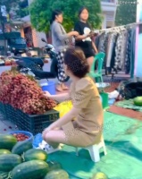 男子偶遇女同学摆摊卖西瓜，上前和她开玩笑“你的瓜保熟吗”