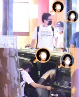 赵丽颖深夜密会冯绍峰，一个动作泄露关系！网友：早看你们不对劲了...
