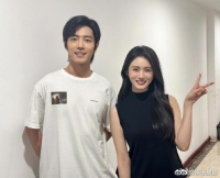 赵昕晒与肖战同框合照，肖战白t造型好清爽啊，兔牙好可爱呢！