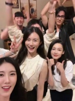 肖战戴眼镜比心 好帅的长发肖战