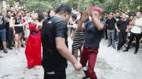 网红“尬舞猴王”近况！躺楼道里无人问津，曾因母亲要房遭退回