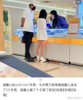 贾乃亮携女儿买手表，10岁甜馨剪短发还挑染，身高暴涨筷子腿吸睛