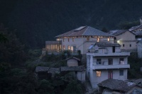 陈家铺平民书局五周年，诗人作家在此探讨“悬崖上的写作”