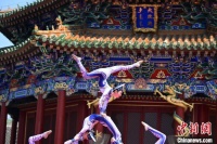 杂技《玉阙幻彩》在沈阳故宫上演